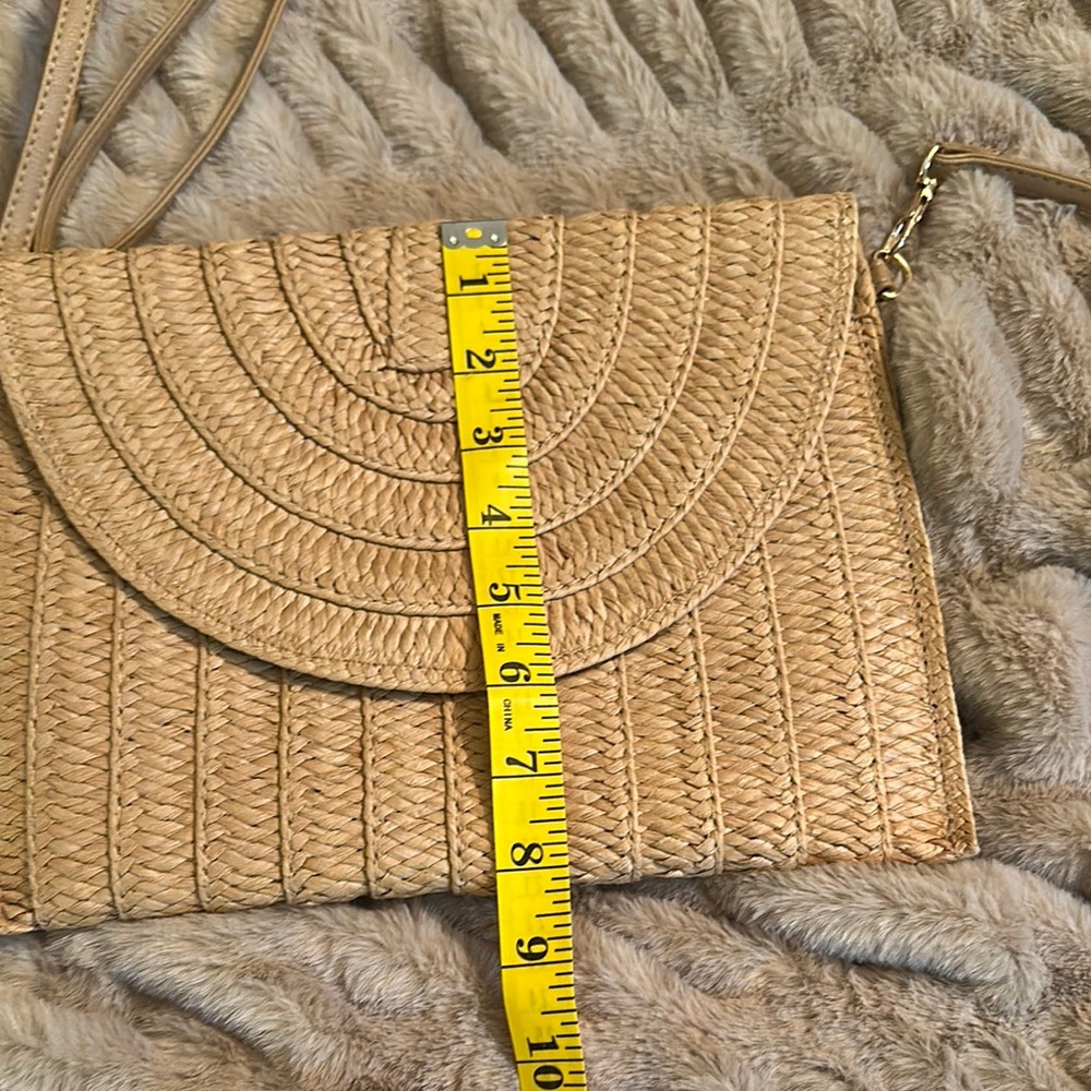 Chic Tan Woven Crossbody Bag - Picture 4 of 4